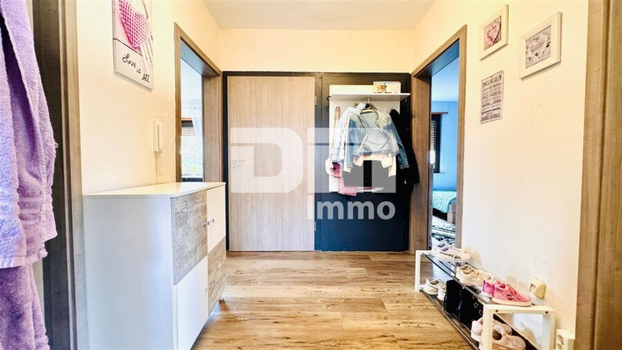Helle Dreizimmerwohnung mit Terrasse + Stellplatz in saniertem Zweifamilienhaus - WE1 EG Flur / Diele